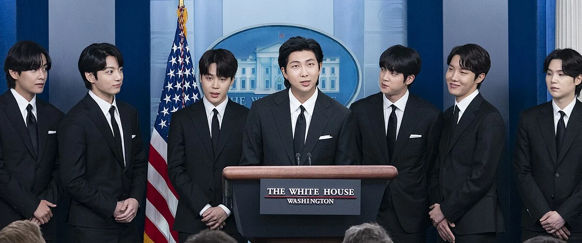 BTS sugrįžimas: pasaulinio masto koncertas užkariauja gerbėjų širdis