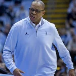 Šiaurės Karolinos universiteto sprendimas atleisti krepšinio trenerį sukelia diskusijas