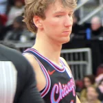 Matas Buzelis spindėjo, tačiau „Bulls“ nusileido Filadelfijos komandai