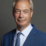 Nigelas Farage'as kviečia balsuoti kitaip: vietos rinkimai kaip referendumas dėl Starmerio