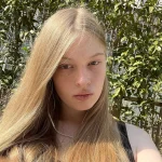 Vivian Wilson pristato naują prekių liniją: ironija, nukreipta į Elono Musko komentarus