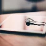 Spotify stiprina muzikos autorių kontrolę kovoje su dirbtinio intelekto klastotėmis