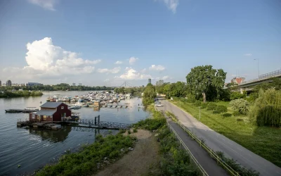 Oro uostų spūstys mažėja, tačiau vyriausybes uždarymas tęsiasi