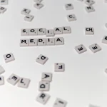 Socialinių tinklų milžinai kaltinami dėl priklausomybę skatinančių funkcijų