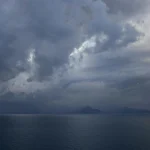 Stiprios audros rytų Australijoje: sniegas, pavojingos bangos ir elektros sutrikimai