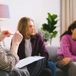 Nauji tėvystės iššūkiai: depresijos rizika po metų