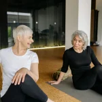 Kaip jogos ir dėmesingumo praktikos gali pagerinti demencija sergančių žmonių psichinę sveikatą