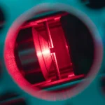 Mokslininkai sukuria šviesos spąstus 1,000 kartų plonesniame nei plaukas sluoksnyje