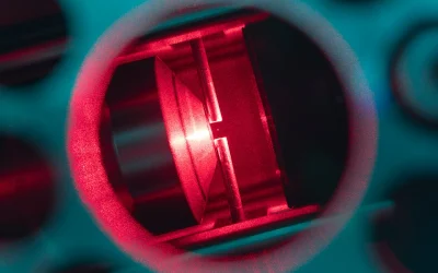 Mokslininkai sukuria šviesos spąstus 1,000 kartų plonesniame nei plaukas sluoksnyje