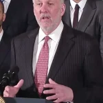 Greggas Popovičius motyvuoja San Antonijaus Spurs komandą prieš 2026 metų NBA atkrintamąsias