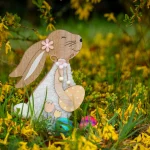 Velykinės dekoracijos miestų centre: Skuode stūkso milžiniškas margutis