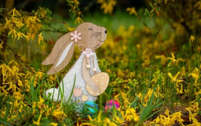 Velykinės dekoracijos miestų centre: Skuode stūkso milžiniškas margutis