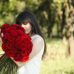 Brazilų menininkė transformuoja gėles į pasipriešinimo ir moteriškumo simbolius