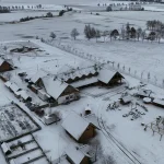 Pavasariniai vairavimo iššūkiai: saulės akinimas gali tapti pavojingas