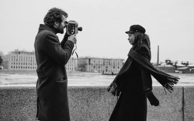 Romantiškos komedijos, kurios užburia: 10 geriausių filmų, kuriuos verta žiūrėti Netflix platformoje