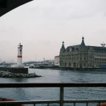 Sam Worthingtonas pradeda paiešką Harlano Cobeno „Aš tave surasiu“