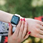 Geriausi Apple Watch priedai 2026 metais: juostos, įkrovikliai ir daugiau