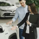 Naudotų elektromobilių pardavimai auga kartu su kuro kainomis