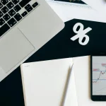 Wall Street akcijų indeksai ruošiasi poilsio po neseniai užfiksuoto augimo