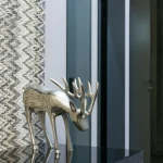 Autentiškos plytos ir egzotiški raštai: harmonija šimtamečiame bute