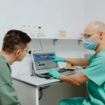 Kokios akcijos pelnosi iš dirbtinio intelekto proveržių?