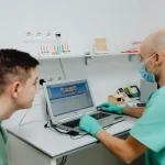Dirbtinis intelektas ir kritinis mąstymas: ar mes pasiduodame logikai?