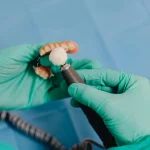 Airijos vyriausybė mažina degalų mokestį protestams intensyvėjant