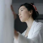 Lana Condor pasirodymas apdovanojimų ceremonijoje sukėlė diskusijas apie kūno formų priėmimą