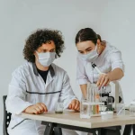 Mokslininkai išaiškino retų COVID-19 vakcinų sukeliamų kraujo krešulių paslaptį