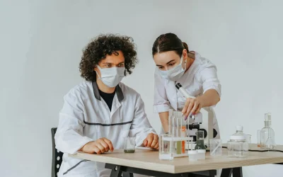 Mokslininkai išaiškino retų COVID-19 vakcinų sukeliamų kraujo krešulių paslaptį